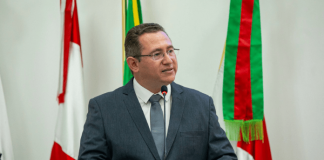 Eduardo Freccia, novo prefeito de Palhoça, discursando em sua posse na Câmara municipal