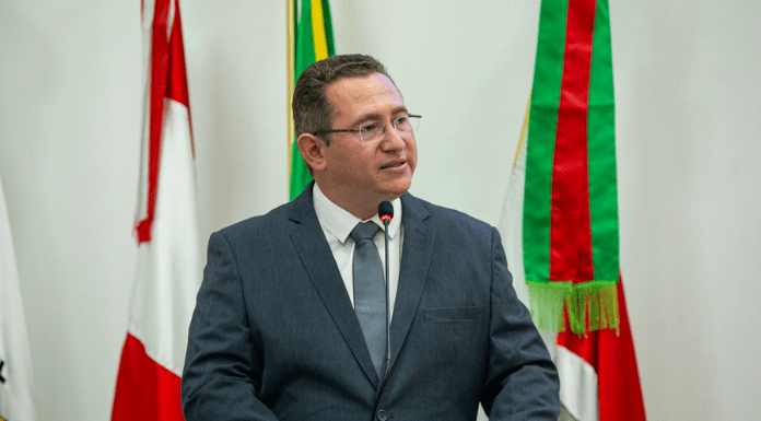 Eduardo Freccia, novo prefeito de Palhoça, discursando em sua posse na Câmara municipal