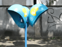 MPF recomenda à Oi que faça a conservação de orelhões em Palhoça Dois orelhões da Oi S/A na rua