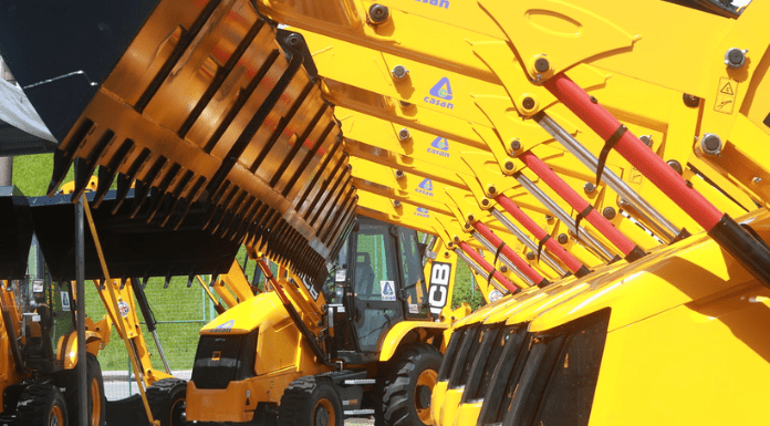 Máquinas são entregues pelo governo para ações de saneamento em SC Várias retroescavadeiras amarelas, com o símbolo da casan