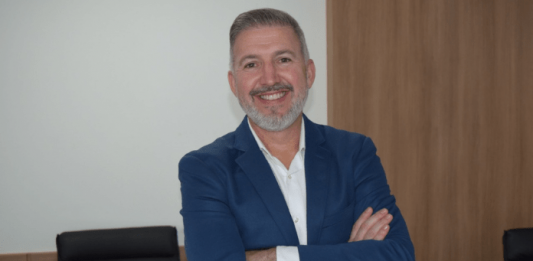 prefeito de Araquari, Clenilton Carlos Pereira (PSDB), de braços cruzados e sorrindo; ele assume a presidência da fecam