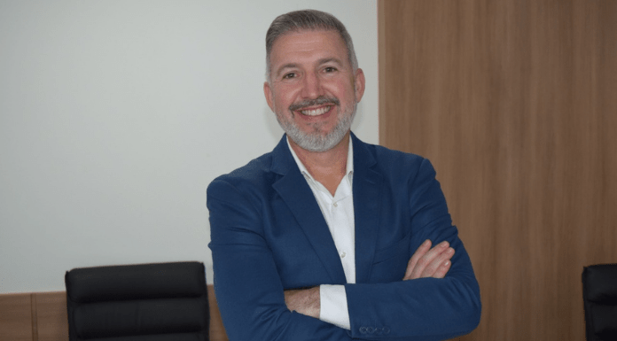 prefeito de Araquari, Clenilton Carlos Pereira (PSDB), de braços cruzados e sorrindo; ele assume a presidência da fecam