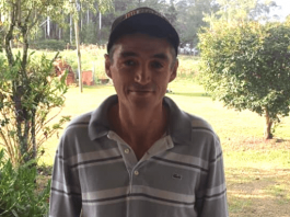 Família procura Alessandro de Freitas Lummertz, desaparecido em Torres e visto em Florianópolis - foto dele de boné e camisa polo olhando para a câmera