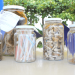 Alguns potes de vidro contendo lixo marinho para conscientizar banhistas sobre o lixo no mar