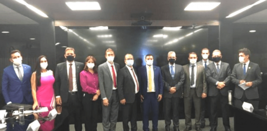Políticos que participaram da reunião, em uma fileira em Brasília