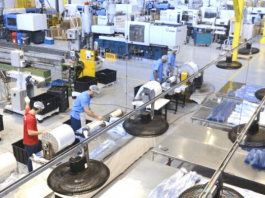 Com mais 11 mil “carimbos”, SC chega a 48 mil novos empregos no trimestre Homens trabalhando na produção industrial