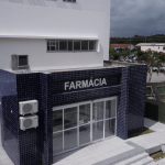 Fachada da nova farmácia pública no Norte da Ilha, vista de cima.