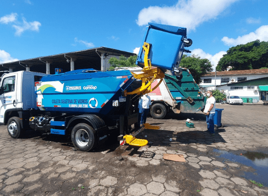 Caminhão da Comcap na rua com funcionários