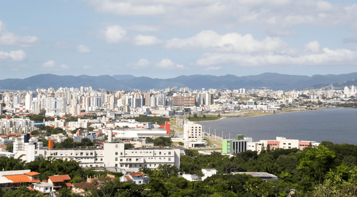 Cidade de São José vista de cima, com estabelecimentos, casas, apartamentos e Beira-Mar