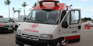 Ambulância no estacionamento do Hospital Regional de São José