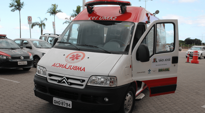 Ambulância no estacionamento do Hospital Regional de São José