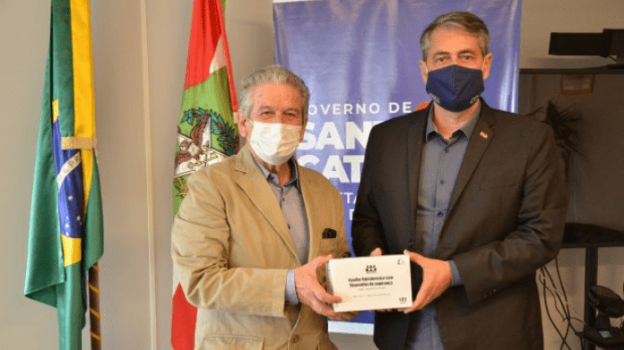 Santa Catarina recebe doação de insumos - Entrega da doação dos insumos para a vacinação contra a Covid-19