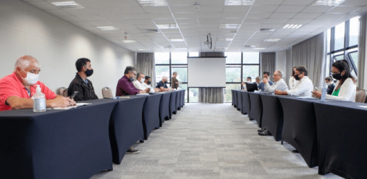 Empregadores e trabalhadores definem novos valores para o piso regional Empregadores e trabalhadores em reunião presencial na FIESC, com distanciamento social e máscaras.