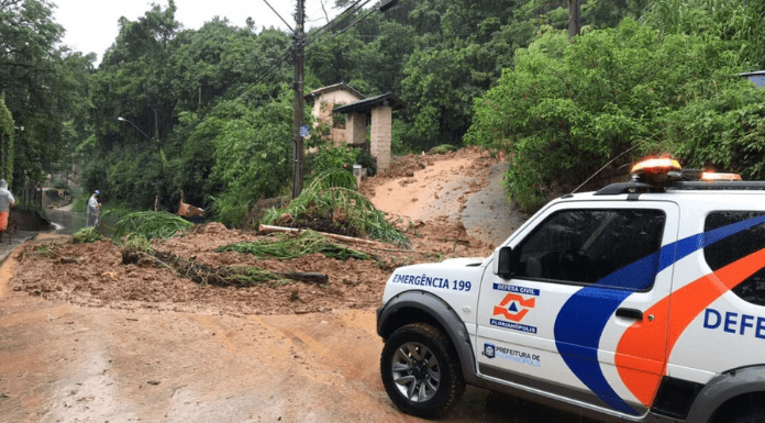 Carro da defesa Civil em queda de barreira em Florianópolis, cidade que teve maior acúmulo de chuvas em sc em 21 de janeiro