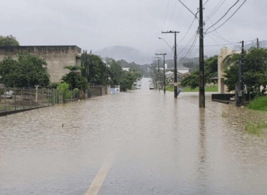 Rua alagada no município de Timbó