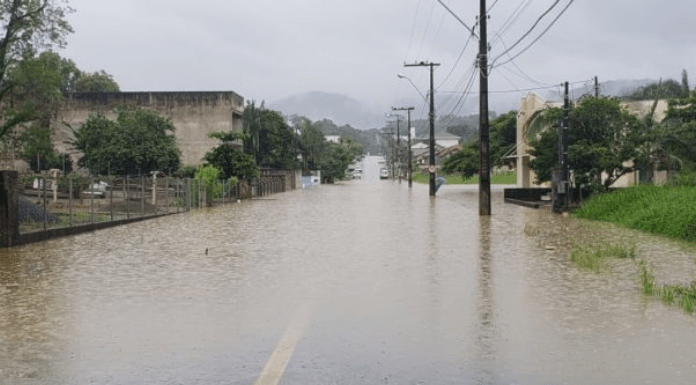 Rua alagada no município de Timbó