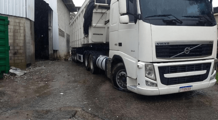 Caminhão depredado na sede da Comcap no bairro Itacorubi