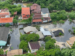 foto aérea de ruas e casas inundadas logo após Rompimento da lagoa da Casan