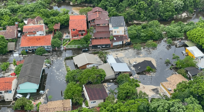 foto aérea de ruas e casas inundadas logo após Rompimento da lagoa da Casan