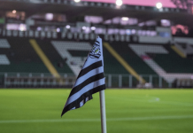 Bandeirinha do Figueirense na beira do Estádio Orlando Scarpelli