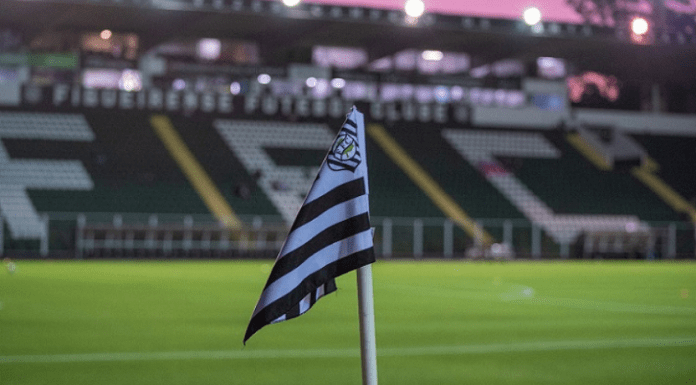 Bandeirinha do Figueirense na beira do Estádio Orlando Scarpelli