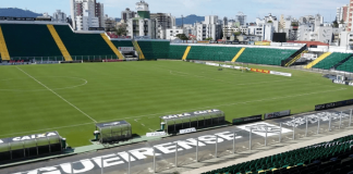 Estádio Orlando Scarpelli, em Florianópolis; campo e arquibancada - Figueirense é rebaixado para a Série C