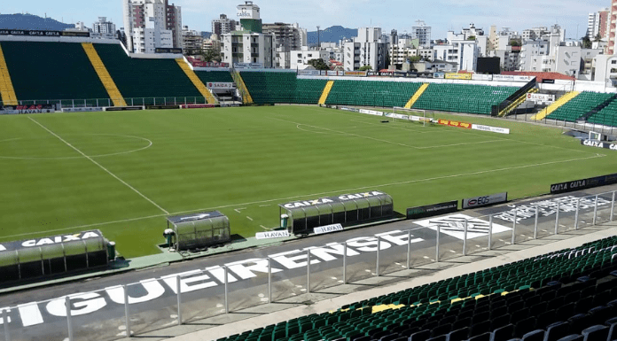 Estádio Orlando Scarpelli, em Florianópolis; campo e arquibancada - Figueirense é rebaixado para a Série C