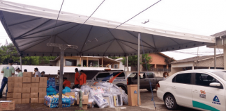 Adiantamento emergencial: Tenda na Lagoa da Conceição, com veículos e funcionários da Casan, e alimentos e materiais para os moradores da região