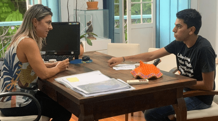 Vereador Cryslan em reunião com a Superintendente da Fundação Municipal de Cultura e Turismo, Gilmara Vieira Bastos, solicitando o retorno da Feira da Freguesia