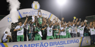 Jogadores da Chapecoense comemorando título da Série B