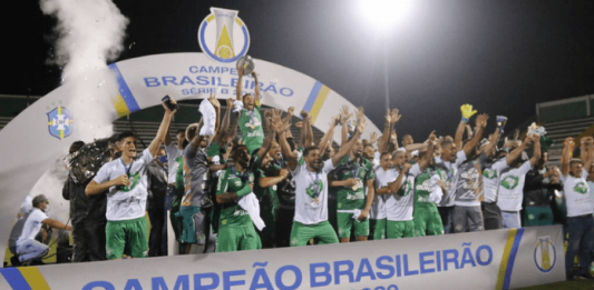 Jogadores da Chapecoense comemorando título da Série B