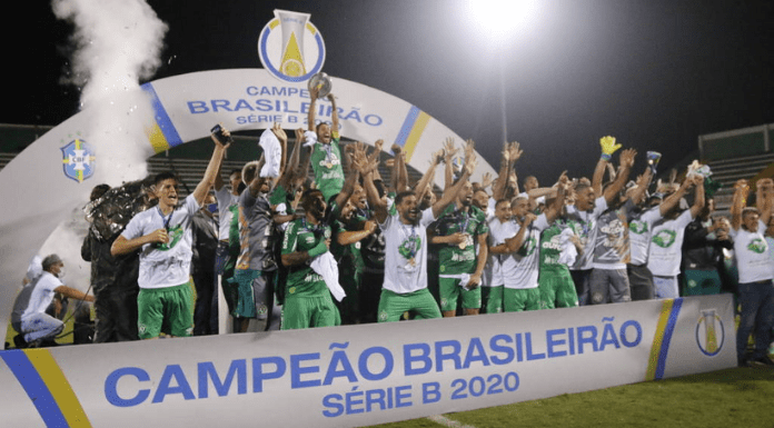 Jogadores da Chapecoense comemorando título da Série B