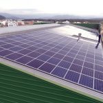 geração de energia solar em SC - telhado de galpão coberto de painéis fotovoltaicos