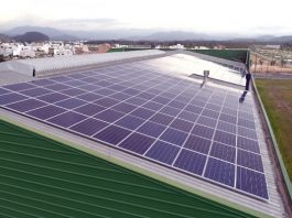 Blumenau, Joinville e Florianópolis lideram geração de energia solar em SC geração de energia solar em SC - telhado de galpão coberto de painéis fotovoltaicos