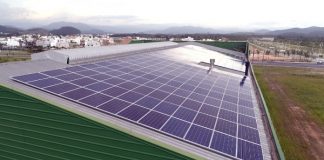 geração de energia solar em SC - telhado de galpão coberto de painéis fotovoltaicos