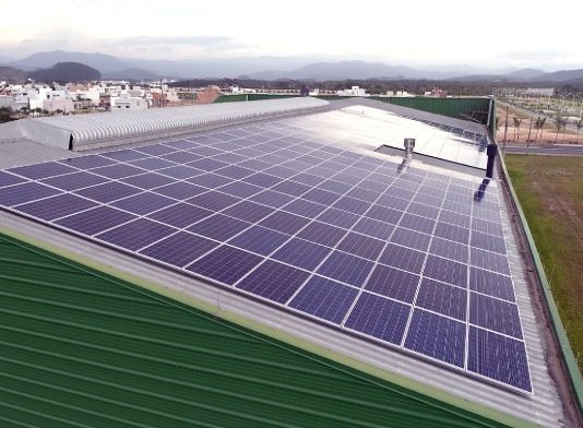 geração de energia solar em SC - telhado de galpão coberto de painéis fotovoltaicos