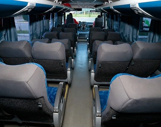 Governo libera maior ocupação de ônibus rodoviários - ônibus com poltronas visto pelo corredor