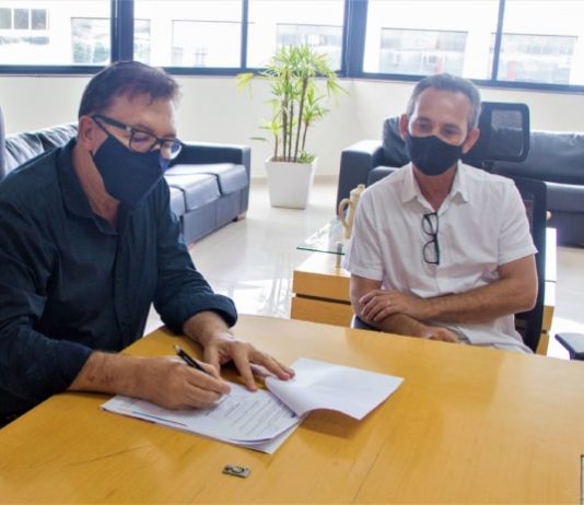 Prefeito Orvino assina decreto sobre o ISS fixo