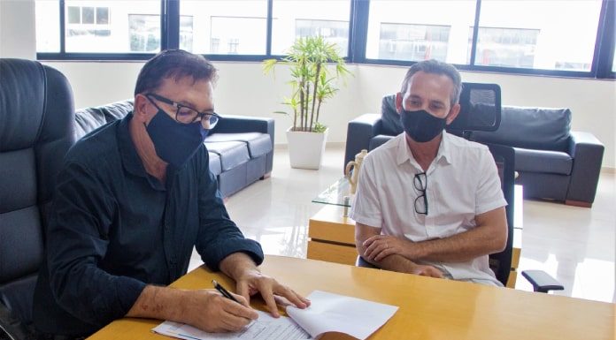 Prefeito Orvino assina decreto sobre o ISS fixo