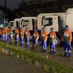 coleta de lixo com empresa privada emergencial em florianópolis - funcionários enfileirados e uniformizados em frente aos caminhões