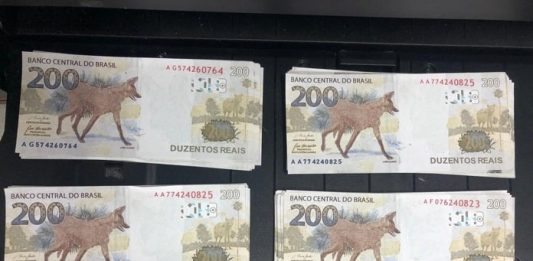 Gráfica clandestina em Blumenau falsificava R$ 500 mil por mês Gráfica em Blumenau falsificava R$ 500 mil por mês