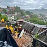 mãe e filha morrem chuva florianópolis - equipes no local do desabamento