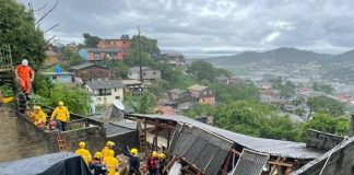 mãe e filha morrem chuva florianópolis - equipes no local do desabamento