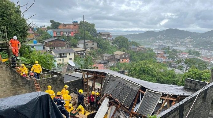 mãe e filha morrem chuva florianópolis - equipes no local do desabamento