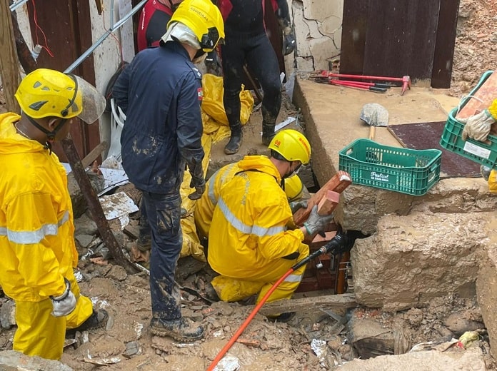 Bombeiros buscas por outras possíveis vítimas soterradas no Saco Grande
