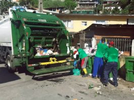 Moradores do Rio Vermelho reclamam de falta de coleta de lixo no Carnaval Prefeitura contrata mais duas empresas privadas para recolher lixo em Florianópolis - na foto funcionários recolhem lixo atrás de caminhão