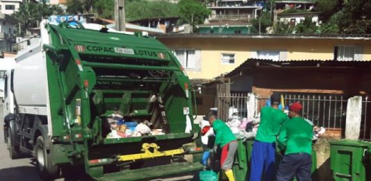 Prefeitura contrata mais duas empresas privadas para recolher lixo em Florianópolis Prefeitura contrata mais duas empresas privadas para recolher lixo em Florianópolis - na foto funcionários recolhem lixo atrás de caminhão
