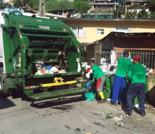 Moradores do Rio Vermelho reclamam de falta de coleta de lixo no Carnaval Prefeitura contrata mais duas empresas privadas para recolher lixo em Florianópolis - na foto funcionários recolhem lixo atrás de caminhão