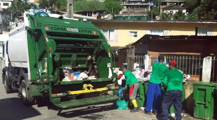 Prefeitura contrata mais duas empresas privadas para recolher lixo em Florianópolis - na foto funcionários recolhem lixo atrás de caminhão