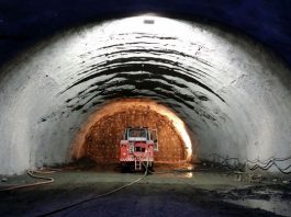 Empresas buscam por trabalhadores para obras do contorno viário em Palhoça - foto de um túnel em construção com máquina dentro
